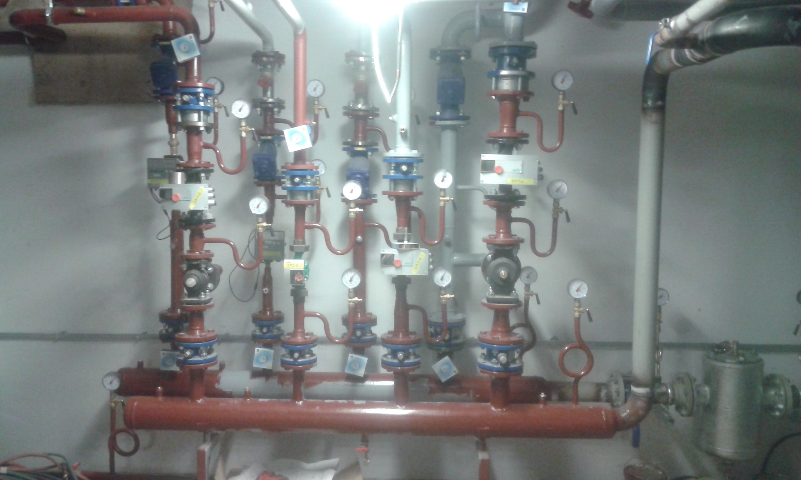 Rozbudowany układ rozdzielaczy i pomp w węźle cieplnym - realizacja projektu DraftSanit.