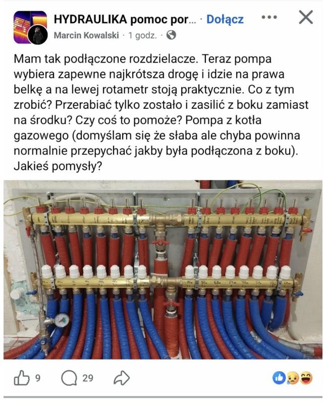 Błąd hydraulika na budowie – dwa rozdzielacze połączone trójnikiem na środku. Klasyczny przykład braku obliczeń i projektu technicznego.