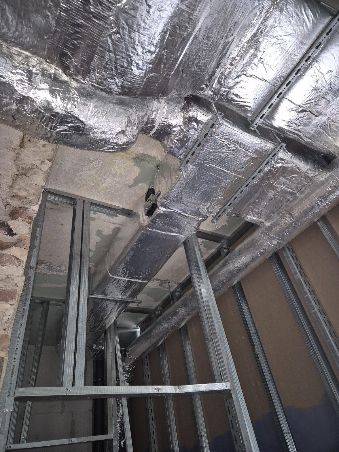 Montaż podstropowej instalacji wentylacji mechanicznej z nawiewnikami wirowymi – projekt DraftSanit Skarżysko